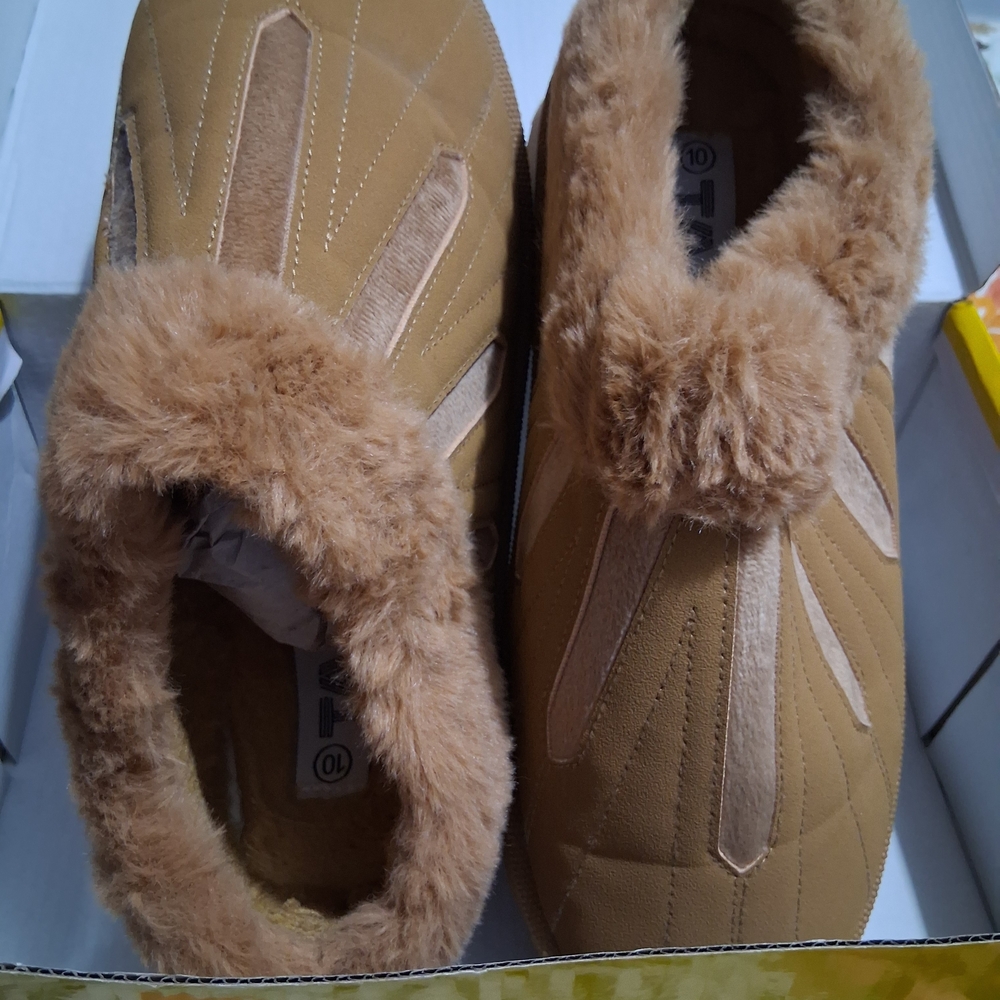 Women’s Faux-Fur Lined Mule Clogs in Tan